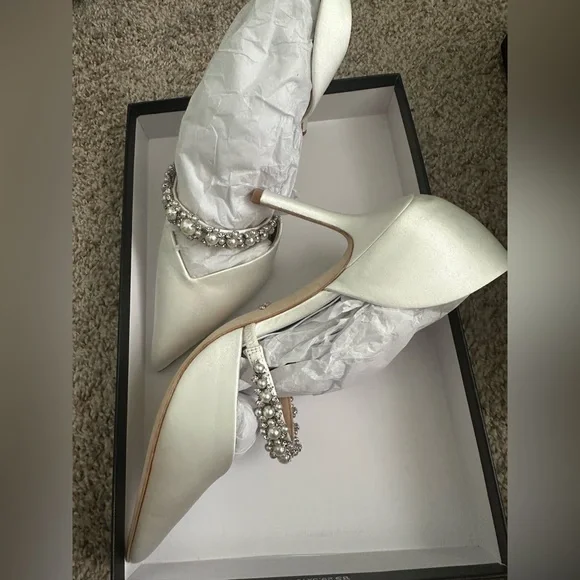 Badgley Mischka Natalie White Satin SZ 6.5
